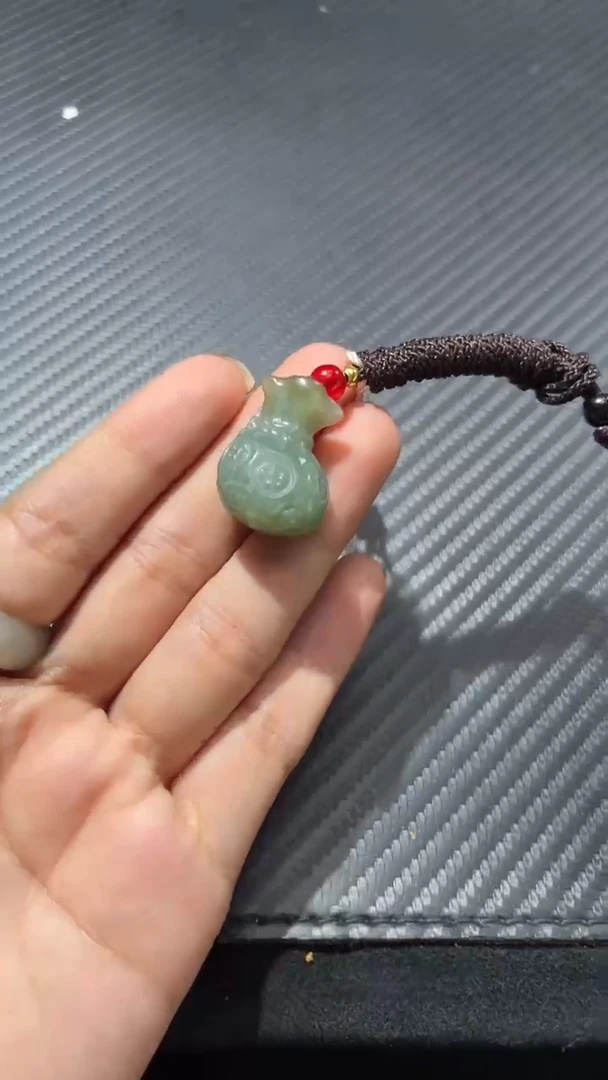 颈饰未镶嵌和田玉（青玉）若羌福袋吊坠微色差