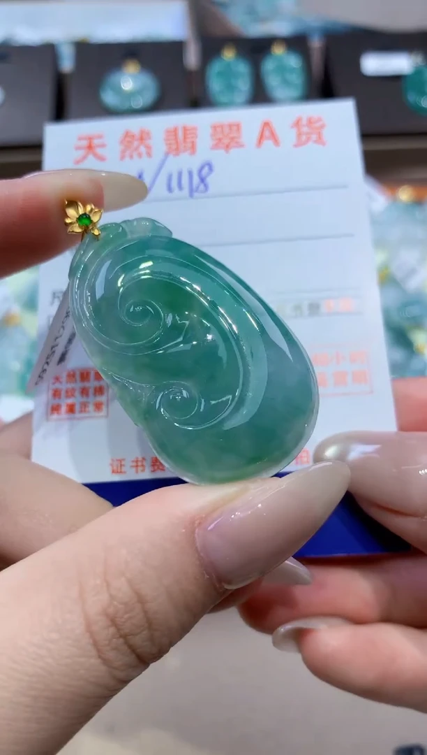 颈饰18K金镶嵌翡翠天然缅甸翡翠A货挂件