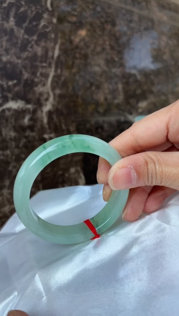 未镶嵌翡翠手镯定制翡翠52.53，参考价10w内