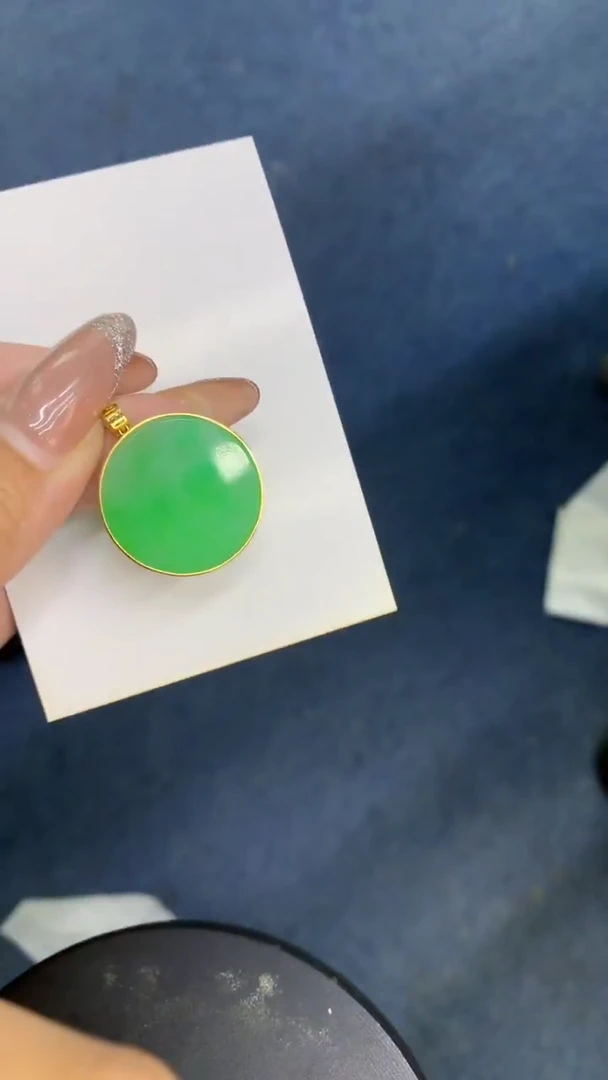 颈饰18K金镶嵌翡翠向***玉1