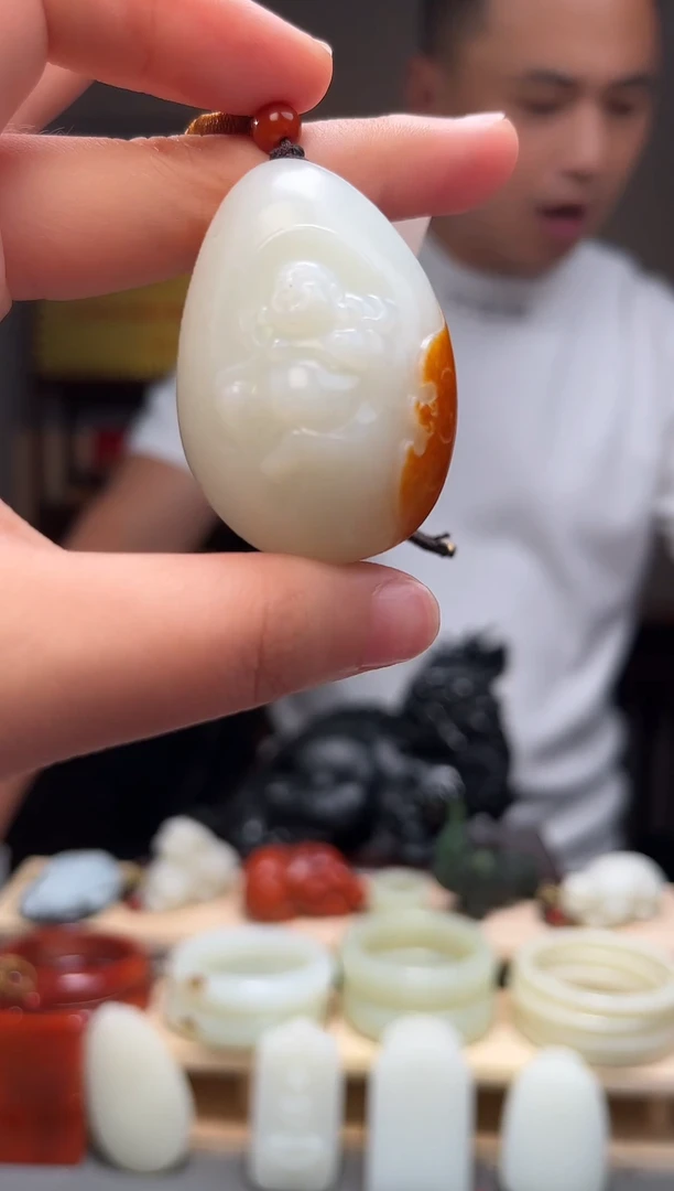 颈饰未镶嵌和田玉吊坠