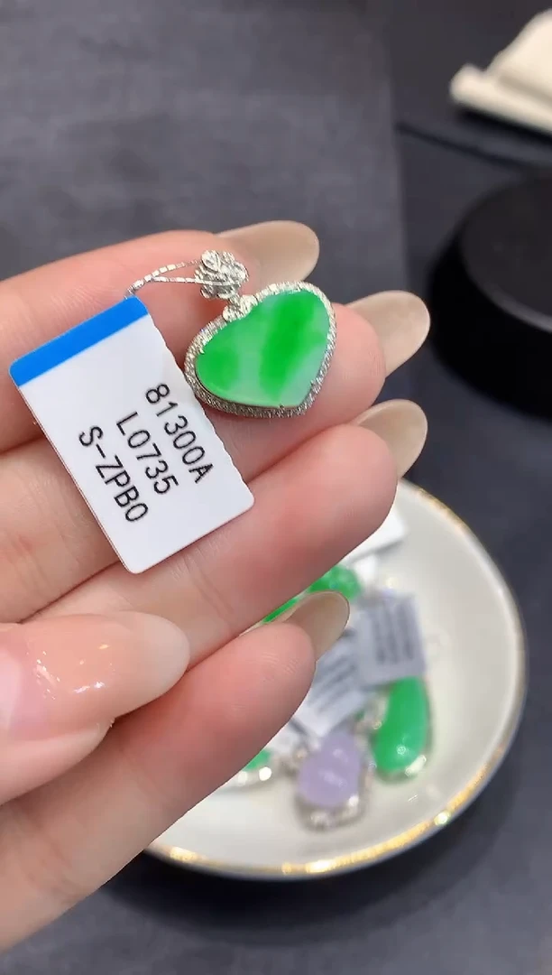 吊坠(不含链)18K金镶嵌翡翠多样性发其一