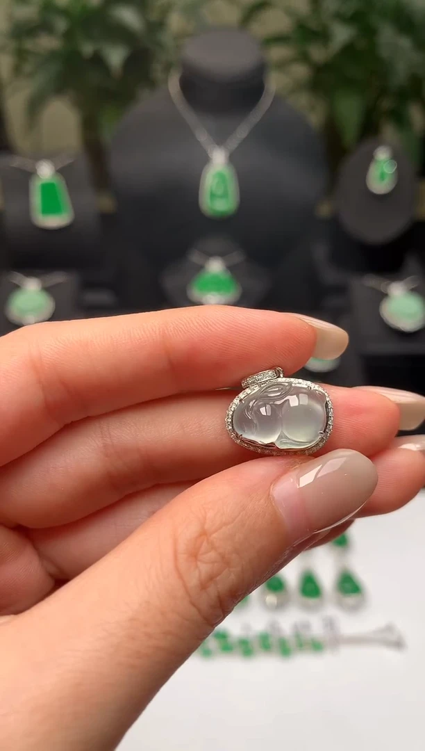 翡翠18K金镶嵌吊坠(不含链)小兔子