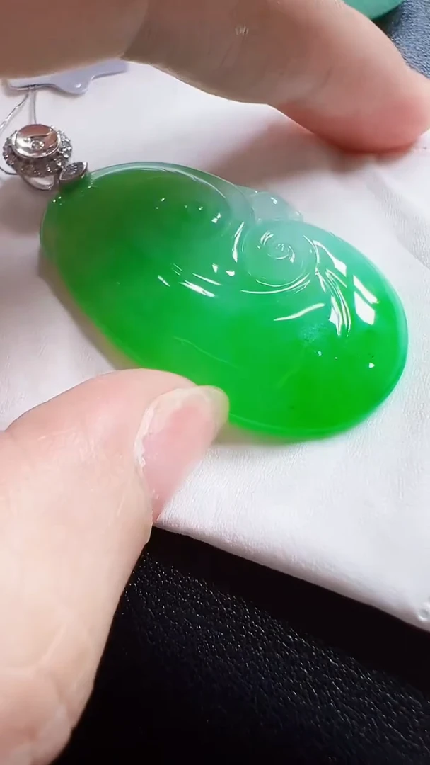 颈饰18K金镶嵌翡翠粮**师如意