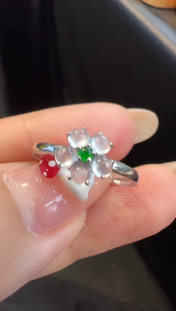 18K金镶嵌戒指翡翠戒指