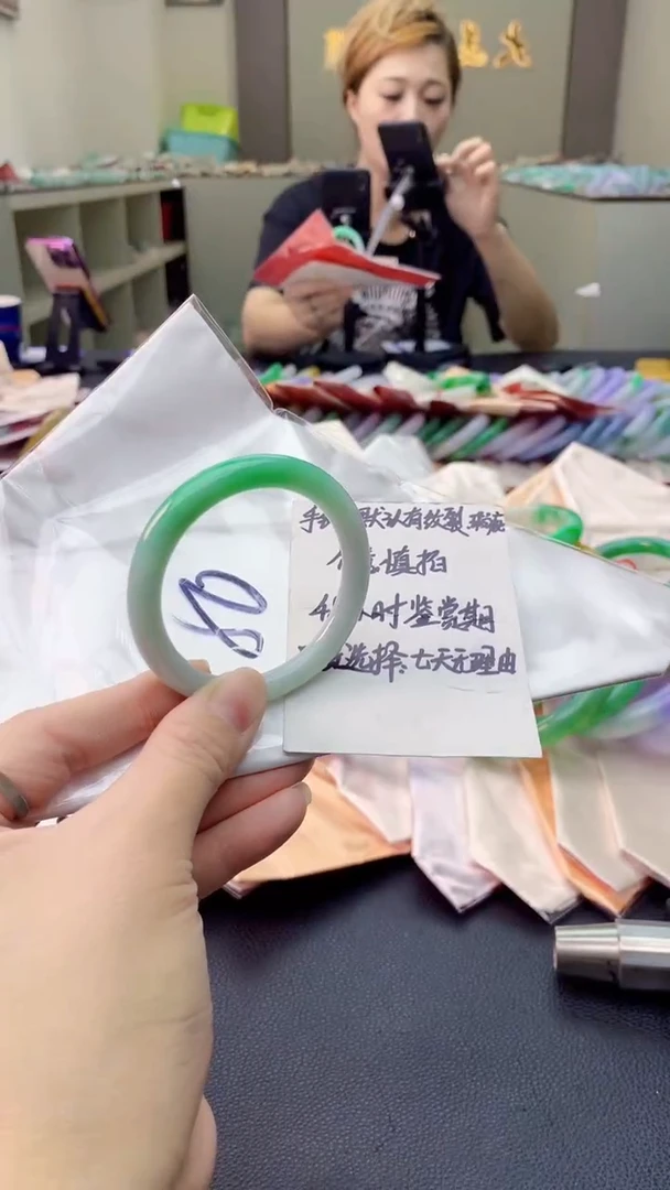 翡翠手镯未镶嵌1002536510