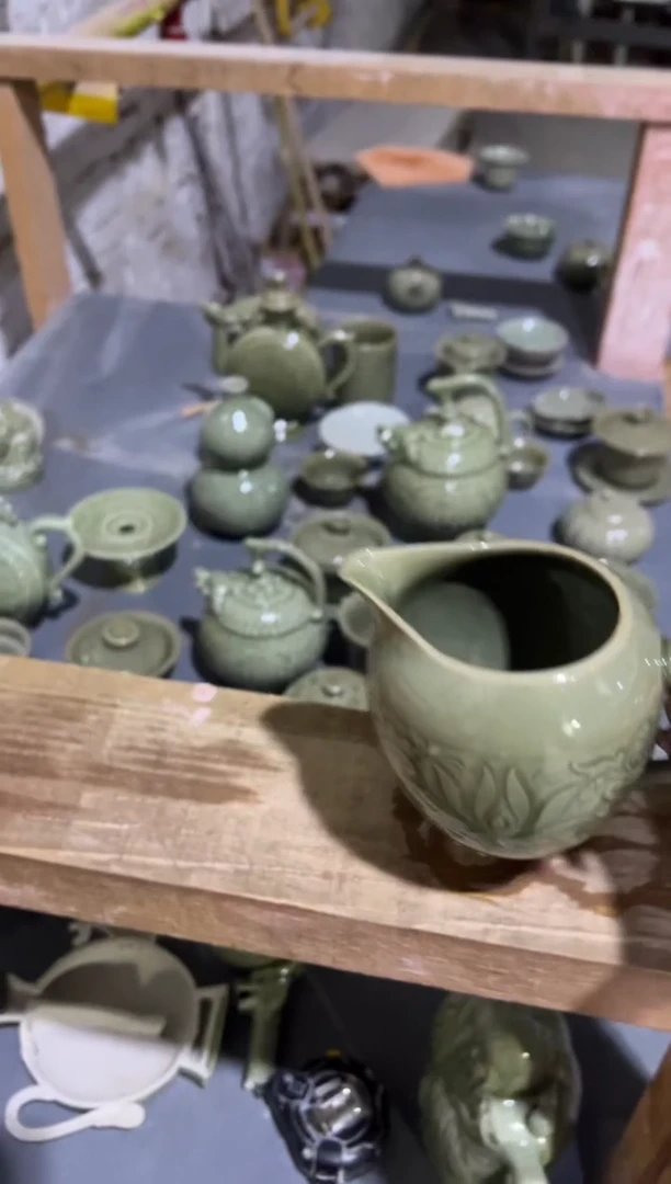 微瑕耀州窑莲纹鹰嘴公道