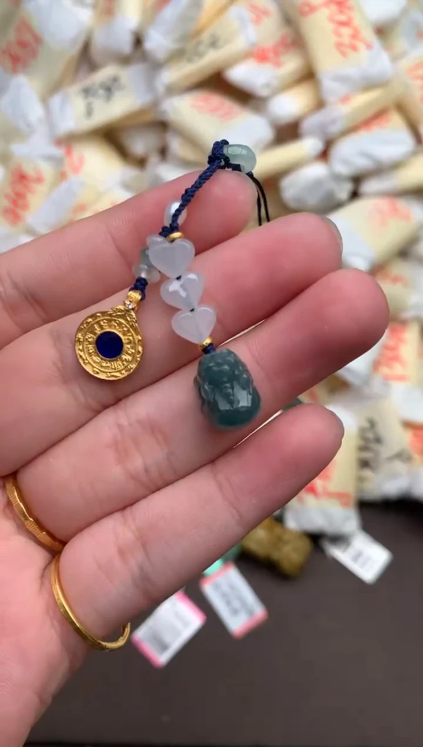 翡翠挂件未镶嵌 —