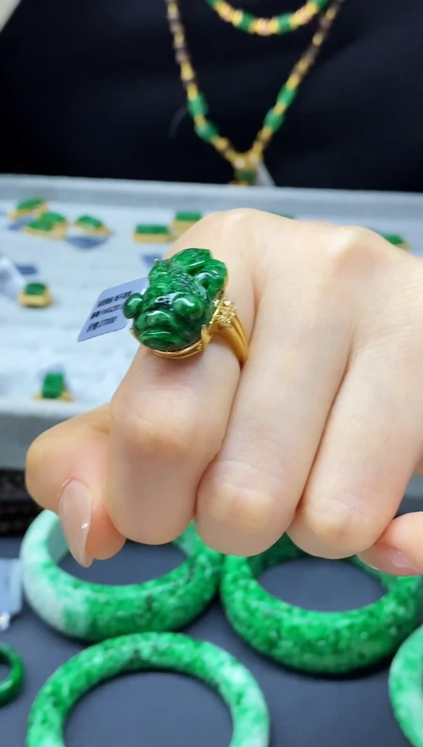 颈饰未镶嵌翡翠戒指