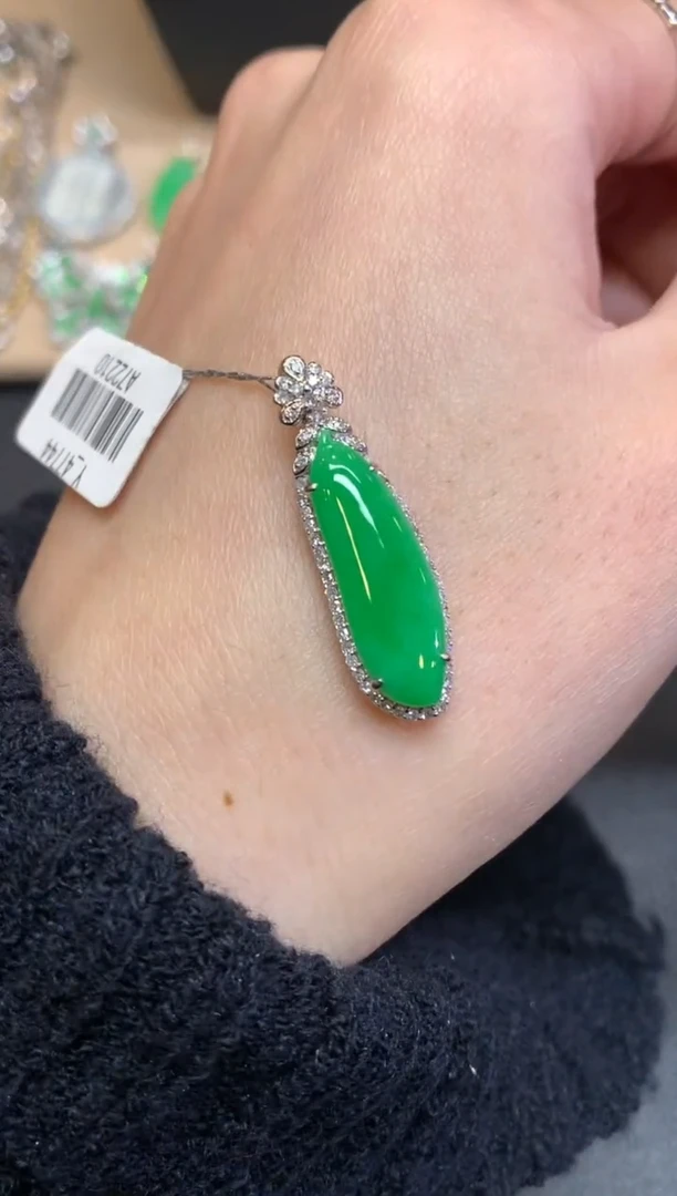 【闪购商品】翡翠颈饰18K金镶嵌福瓜【无服务费】