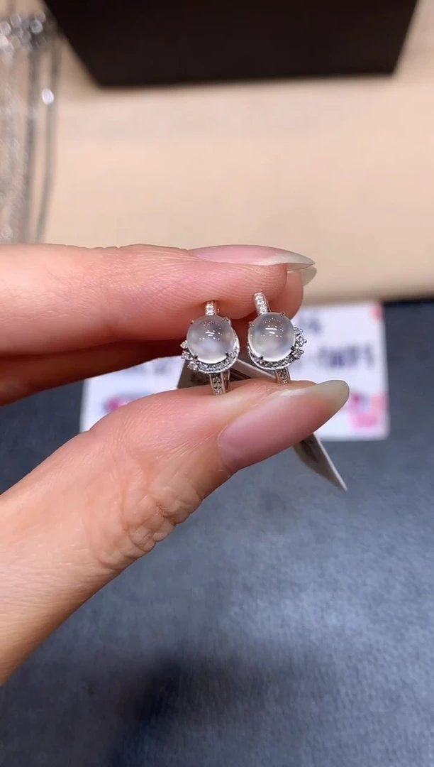 18K金镶嵌翡翠耳饰【无鉴赏期】蛋面【无服务费