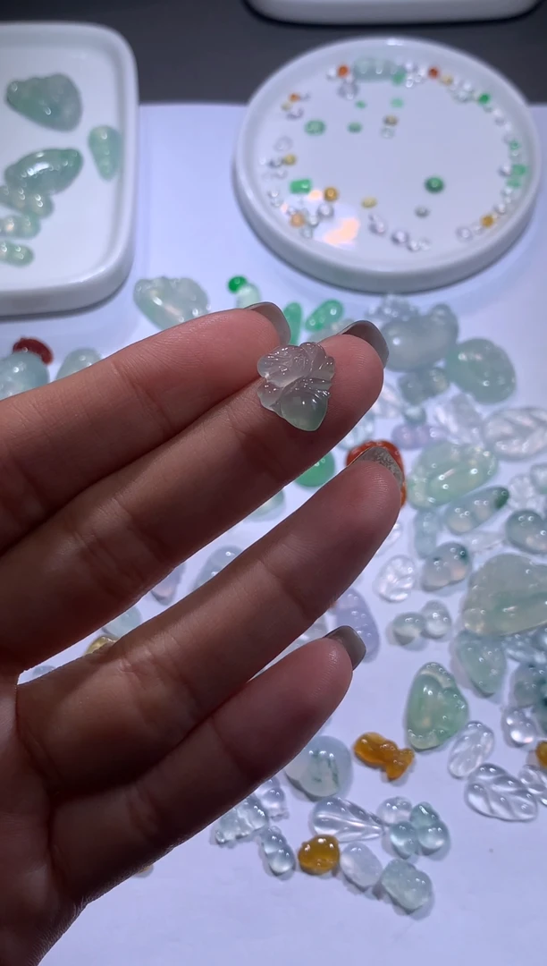 未镶嵌裸石翡翠小仙子