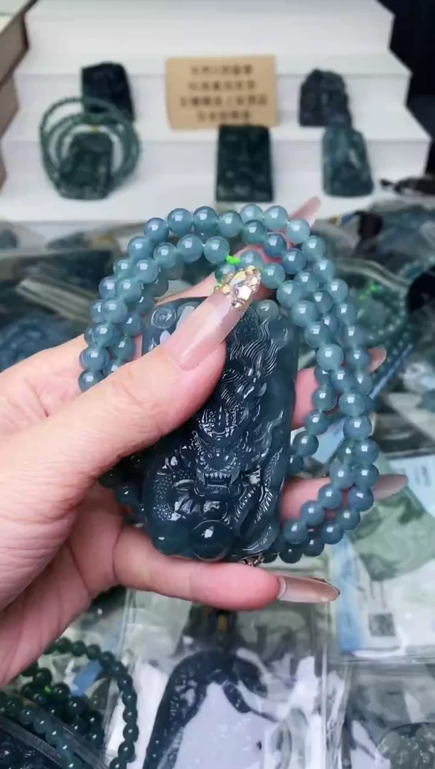 颈饰未镶嵌翡翠