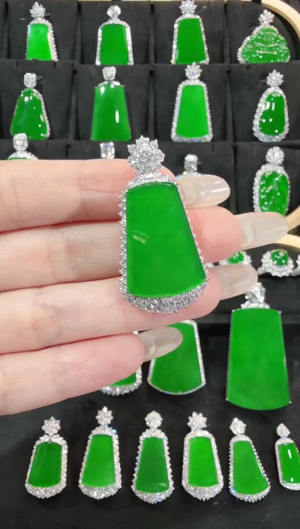 颈饰18K金镶嵌翡翠无事牌天然A货翡翠72h鉴赏期