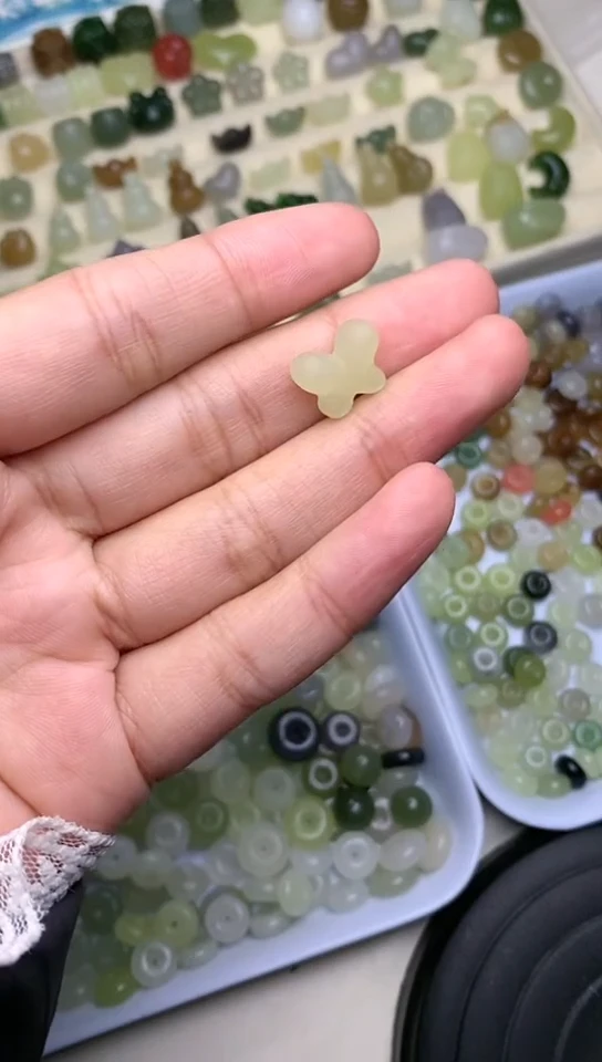 颈饰未镶嵌和田玉小蝴蝶