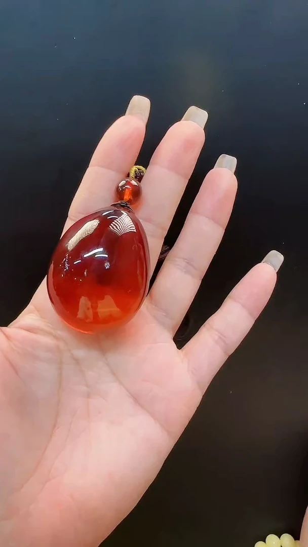 未镶嵌颈饰琥珀血珀水滴吊坠