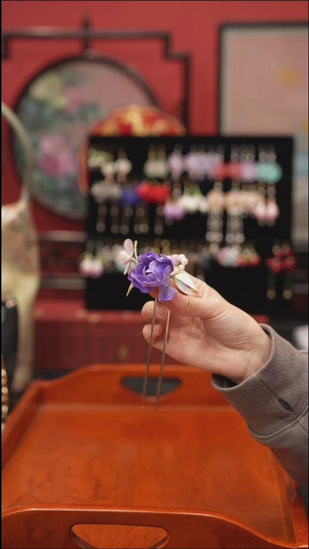 刺绣非遗绒花饰品