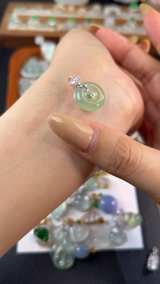 颈饰18K金镶嵌翡翠源头直播间