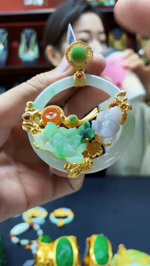 颈饰未镶嵌翡翠吊坠