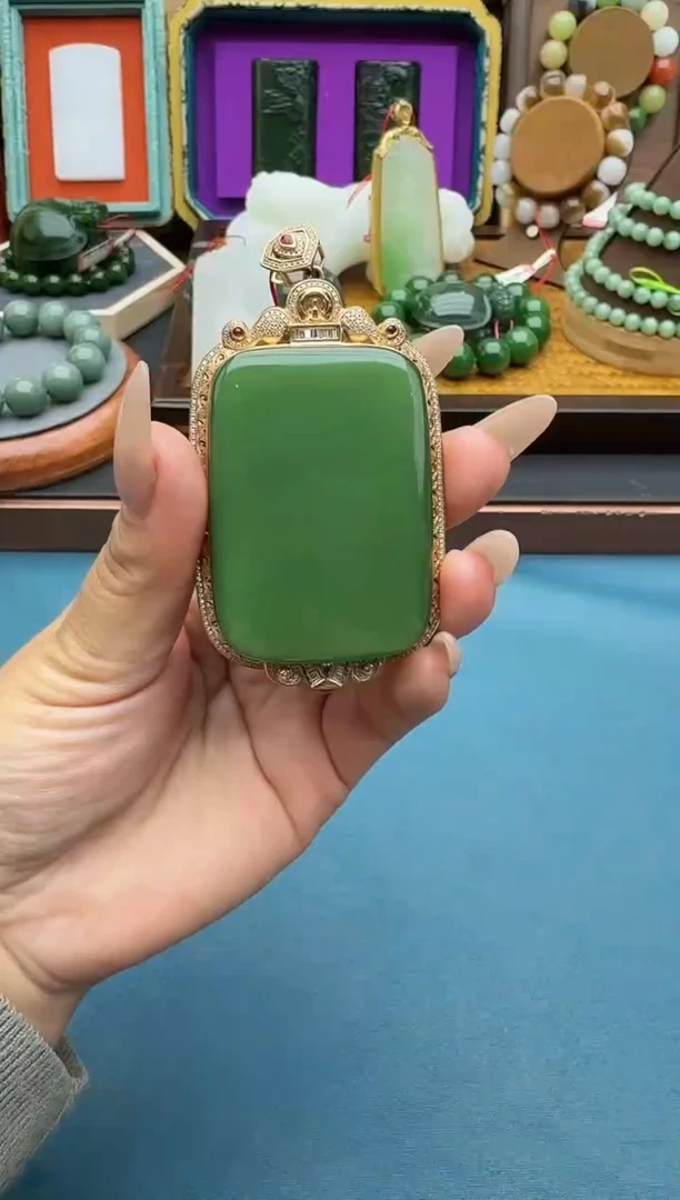 18K金镶嵌和田玉挂件`1