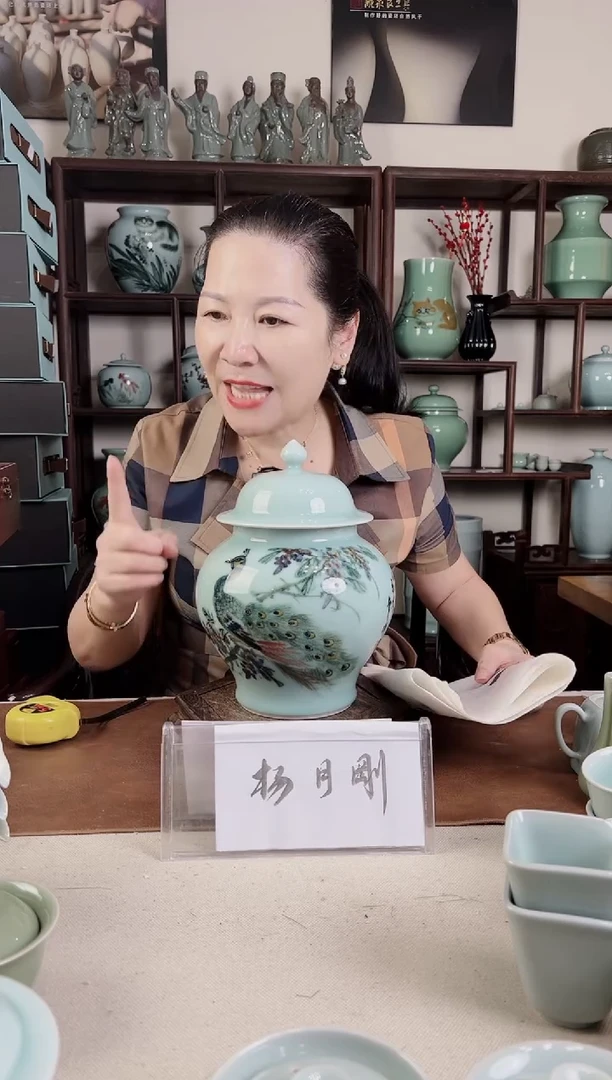 釉中彩 孔雀画 将军罐B