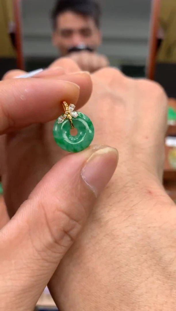 颈饰18K金镶嵌翡翠平安扣