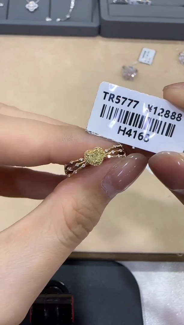 【闪购商品】钻石/18K金镶嵌爱心戒指