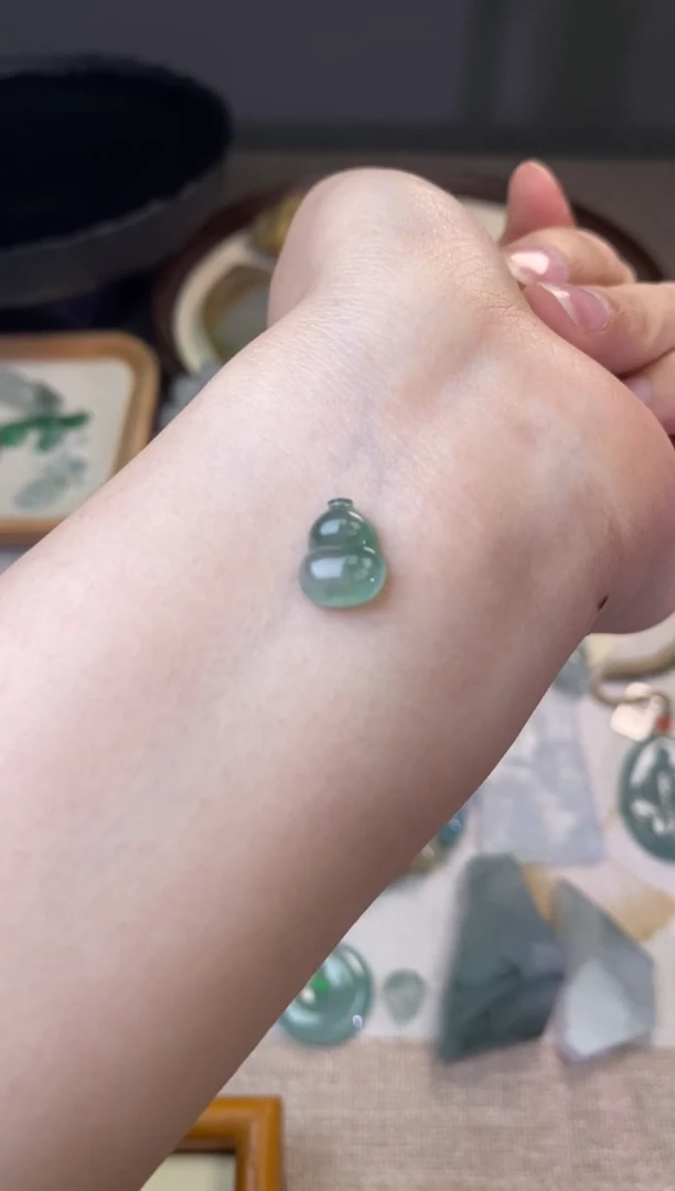 定制翡翠未镶嵌飘花葫芦多样性发其一