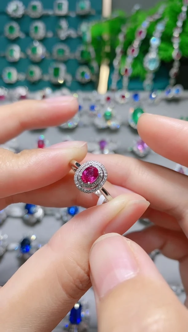 18K金镶嵌戒指红宝石.