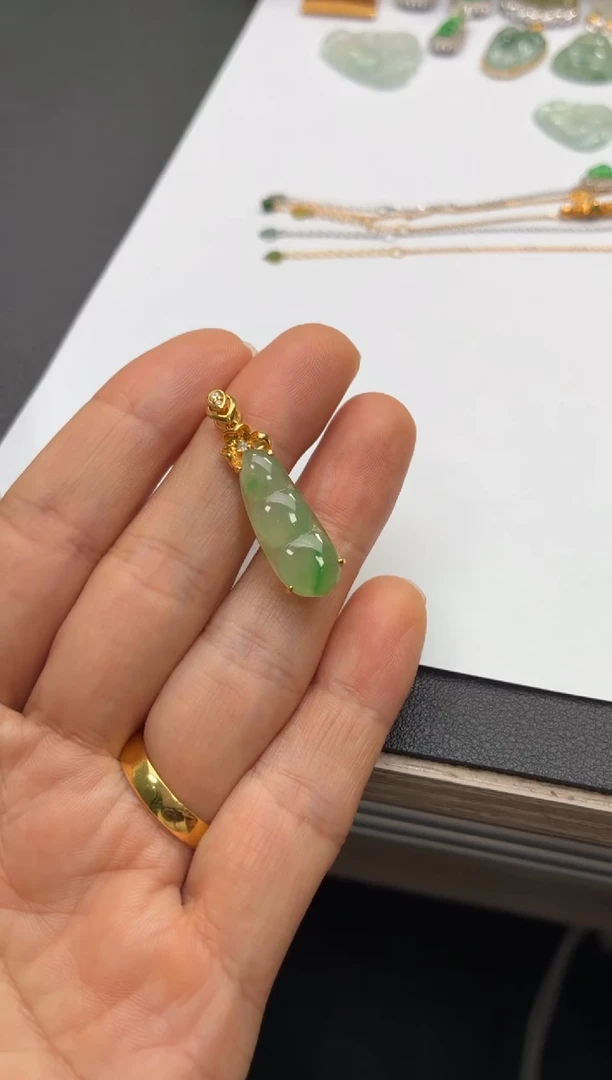 颈饰18K金镶嵌翡翠天然翡翠A货