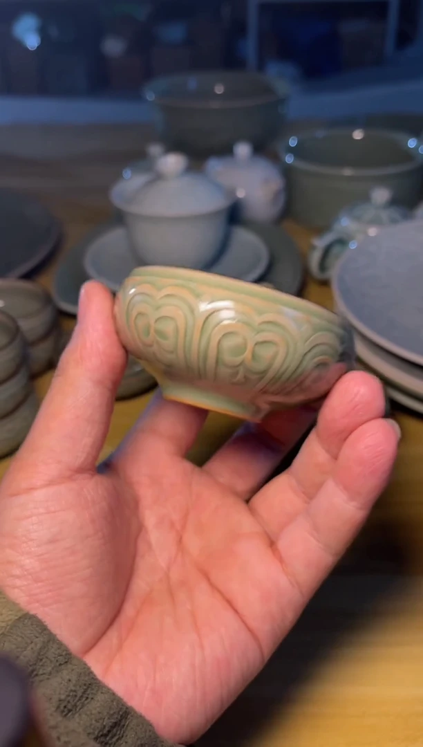 瑕疵 俯-莲瓣金钵1只