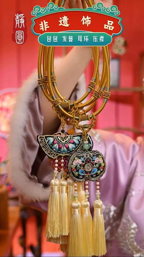 【闪购商品】织绣随机金色项圈