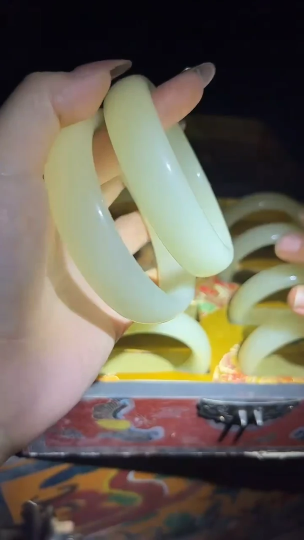 和田玉手镯未镶嵌手镯.1对.扁宽.羊油白