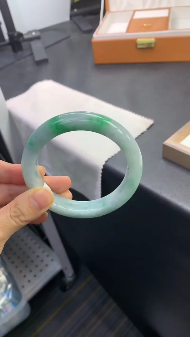 未镶嵌手镯翡翠退货需手镯吊牌标签完好