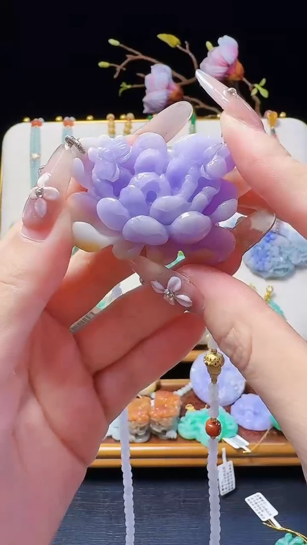 翡翠未镶嵌颈饰蝶恋花