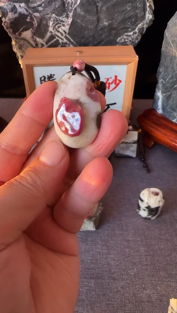 天然辰砂蜗**爸天然朱砂晶体原石吊坠挂件