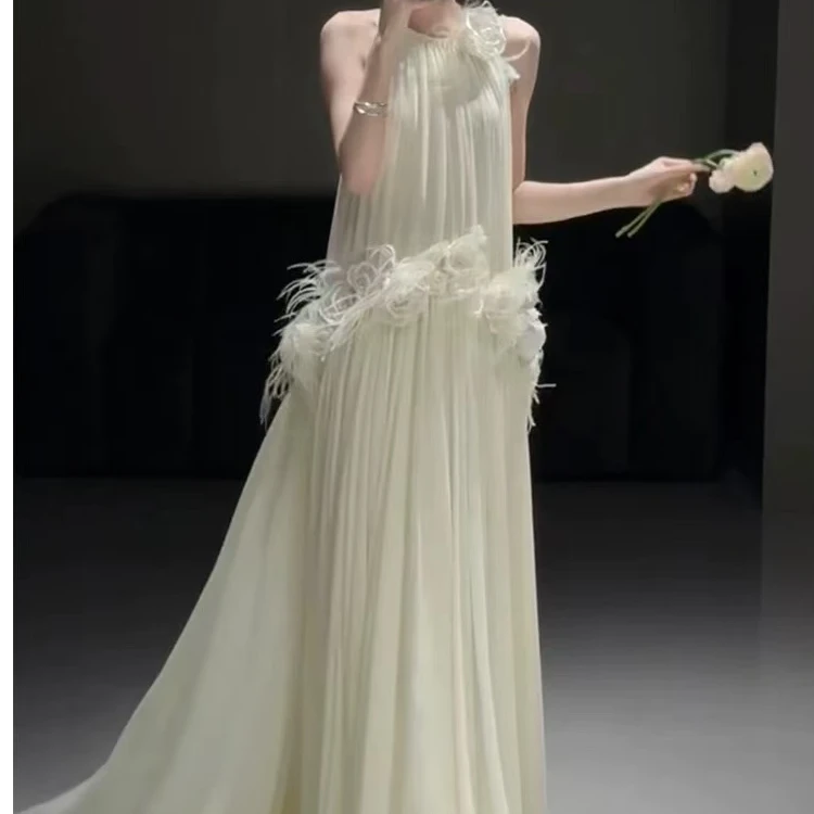 白色花瓣敬酒主持生日礼服