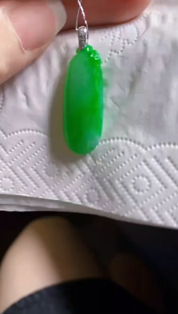 翡翠18K金镶嵌颈饰瓜