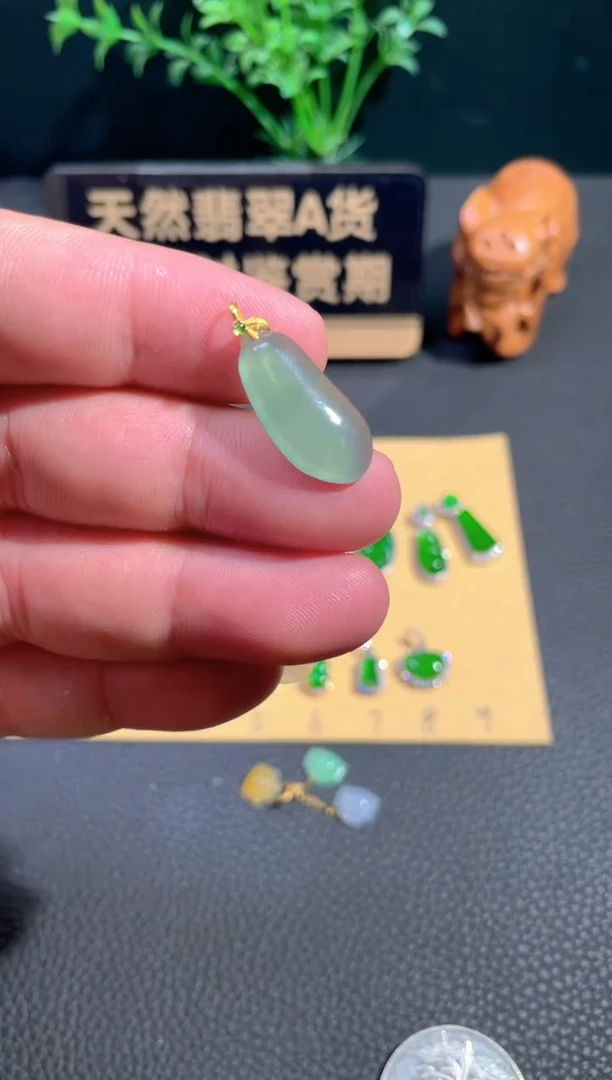 颈饰18K金镶嵌翡翠翡翠