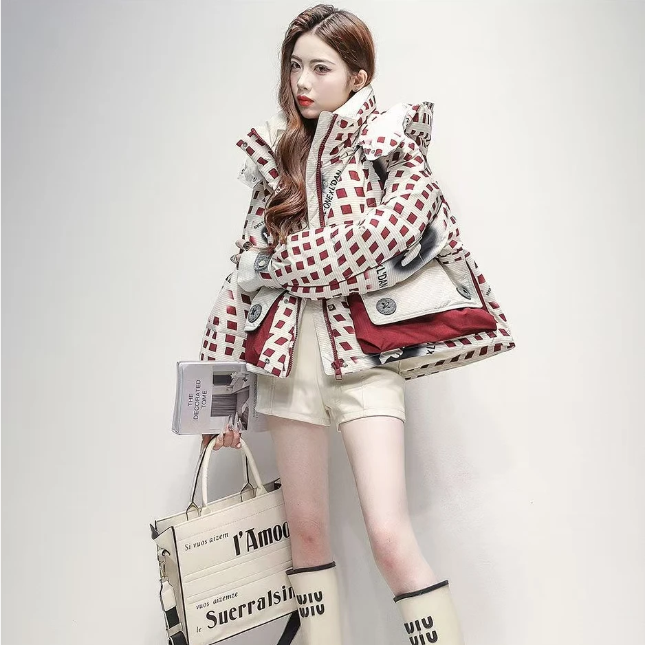 爱博尔时尚印花连帽羽绒服女短款2025冬新款白鸭绒羽绒外套S78069