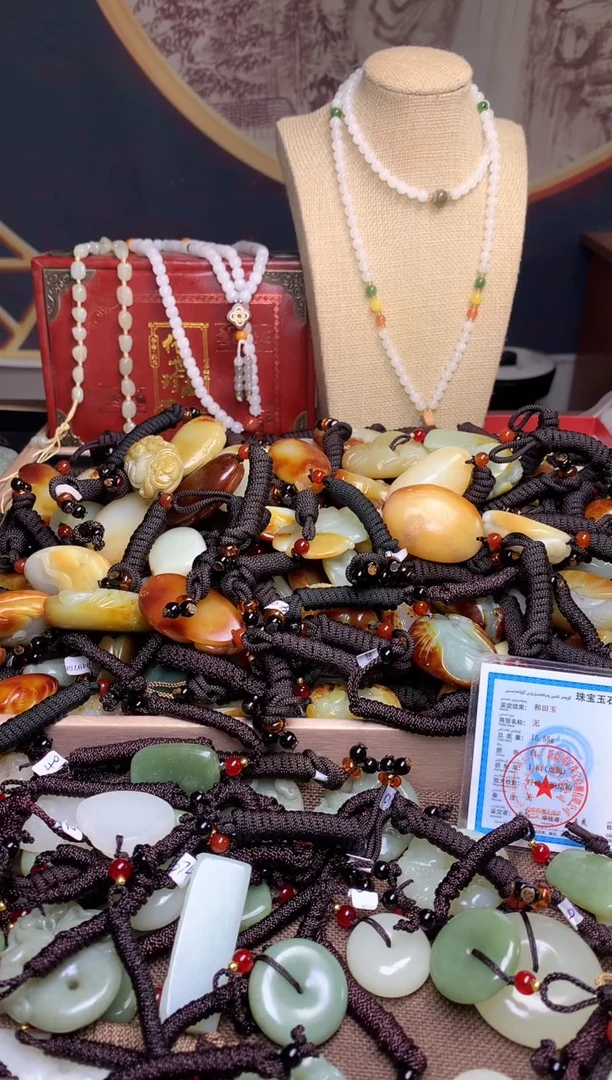 颈饰未镶嵌和田玉.