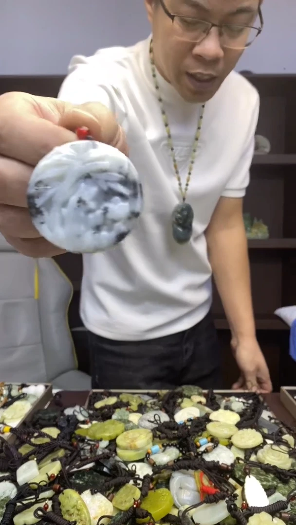 未镶嵌岫玉挂件