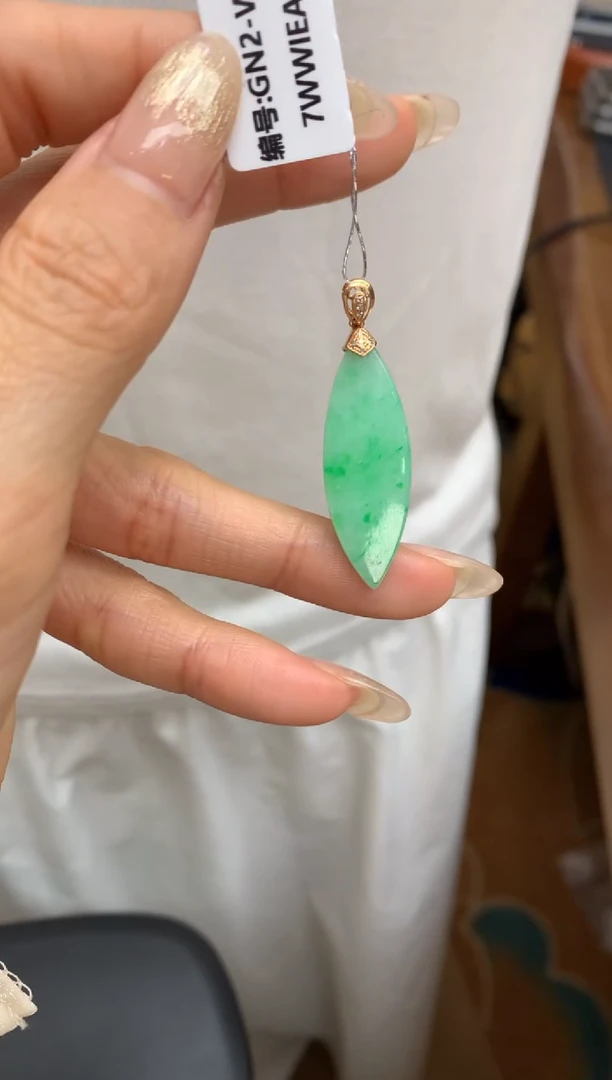 【闪购商品】翡翠颈饰18K金镶嵌随形