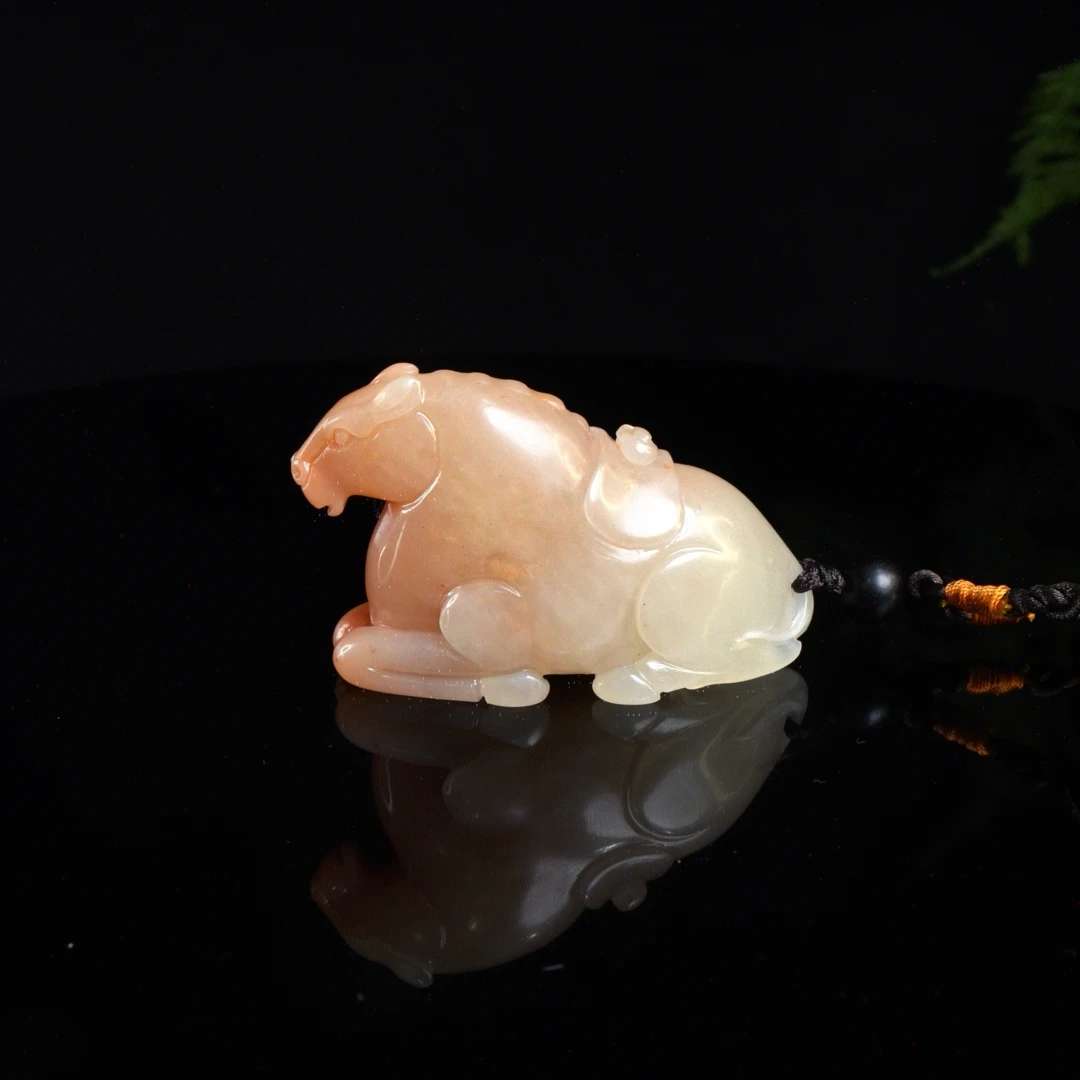 Lot.29.寿山石水洞高山马上有财手把件99.5克7.6x2.5x4.7cm