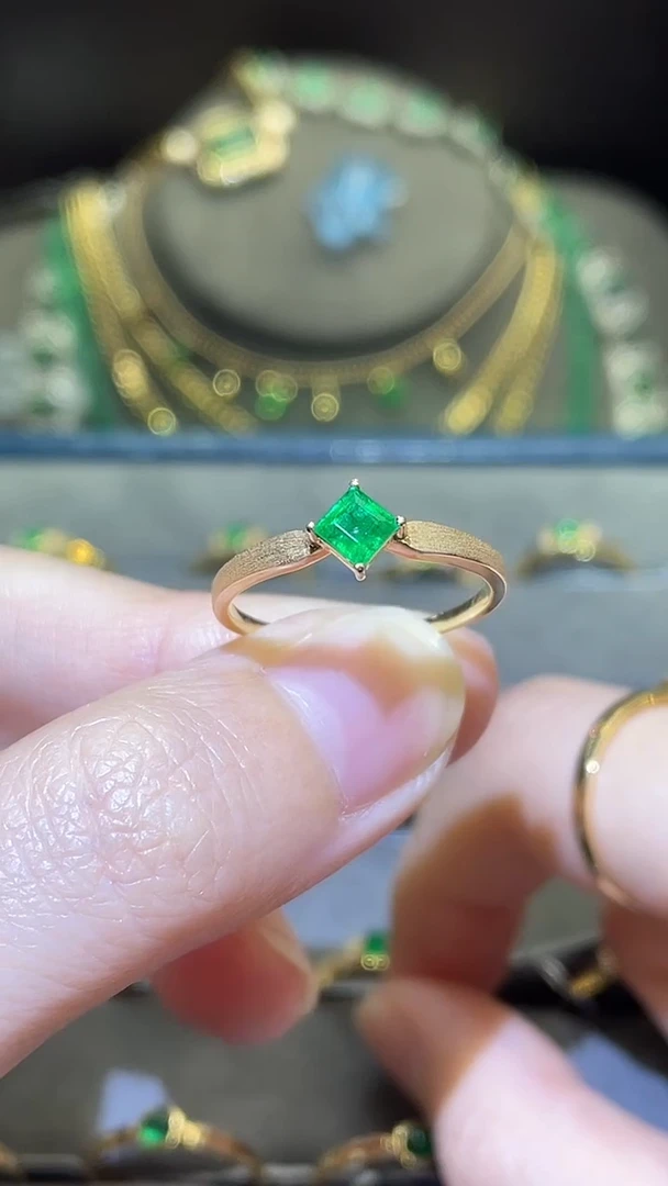 祖母绿戒指18K金镶嵌一**求潘杰希尔0.38ct