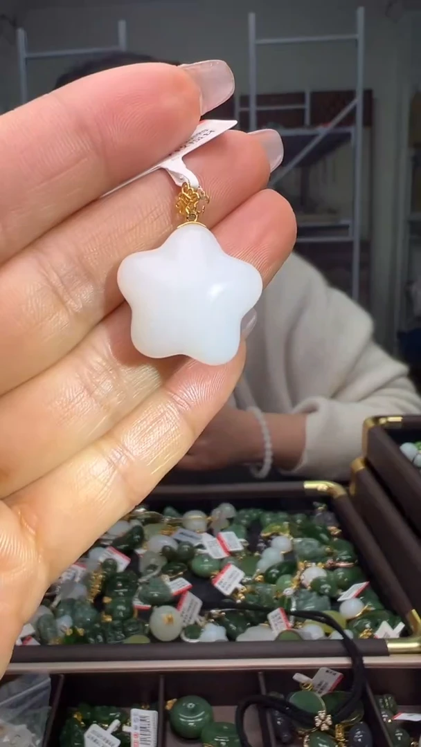 颈饰18K金镶嵌和田玉（多样性发货.发其一)1.02.62