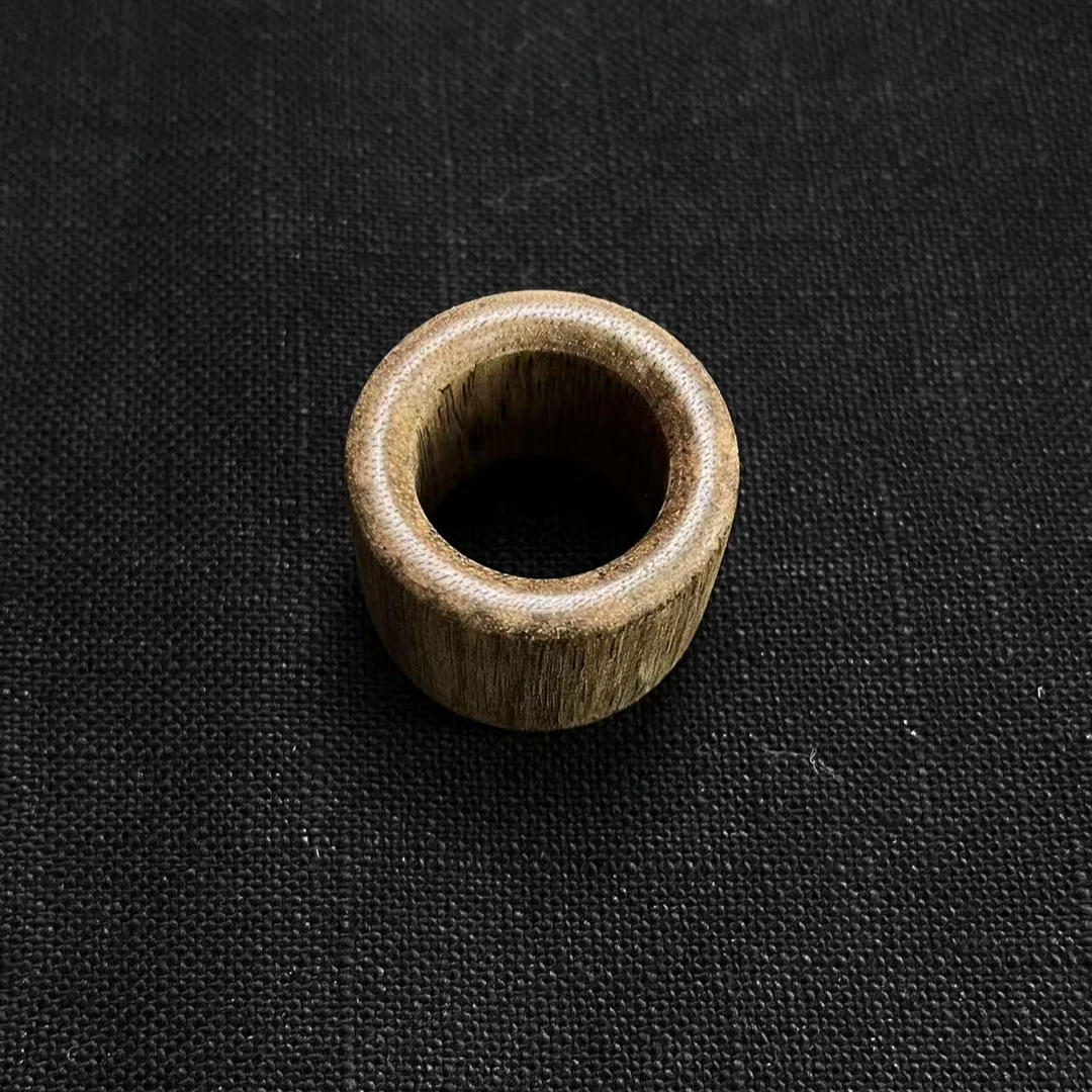 沉香正区西马软丝料沉香扳指，整料取，一体料扳指，内径约23mm