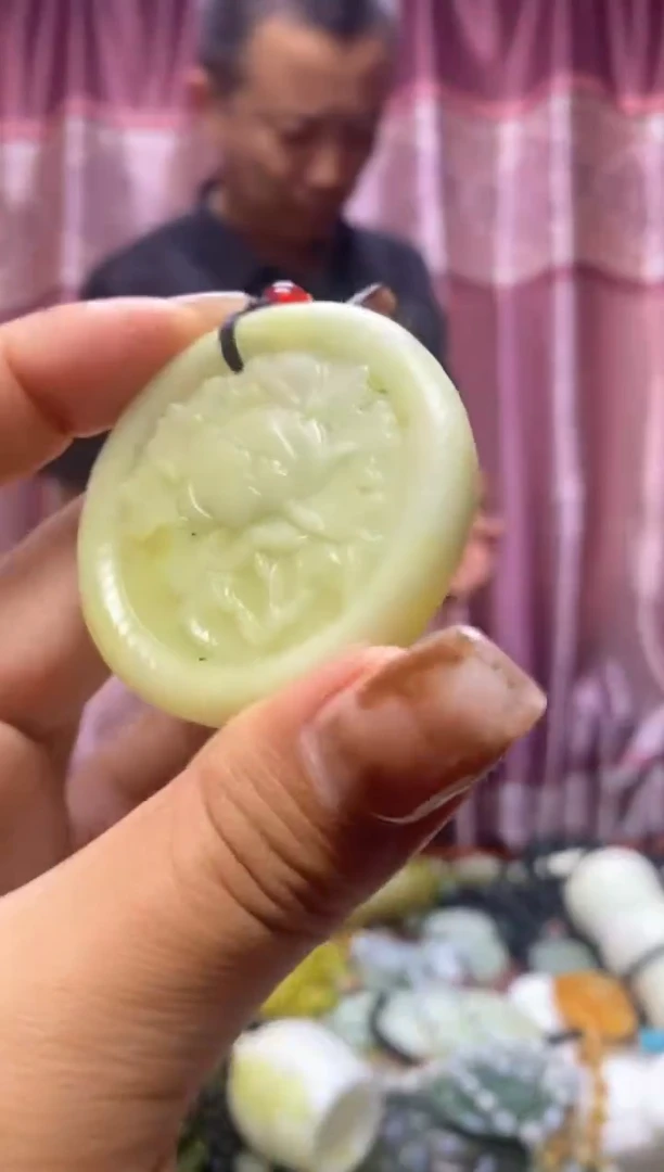 未镶嵌岫玉吊坠
