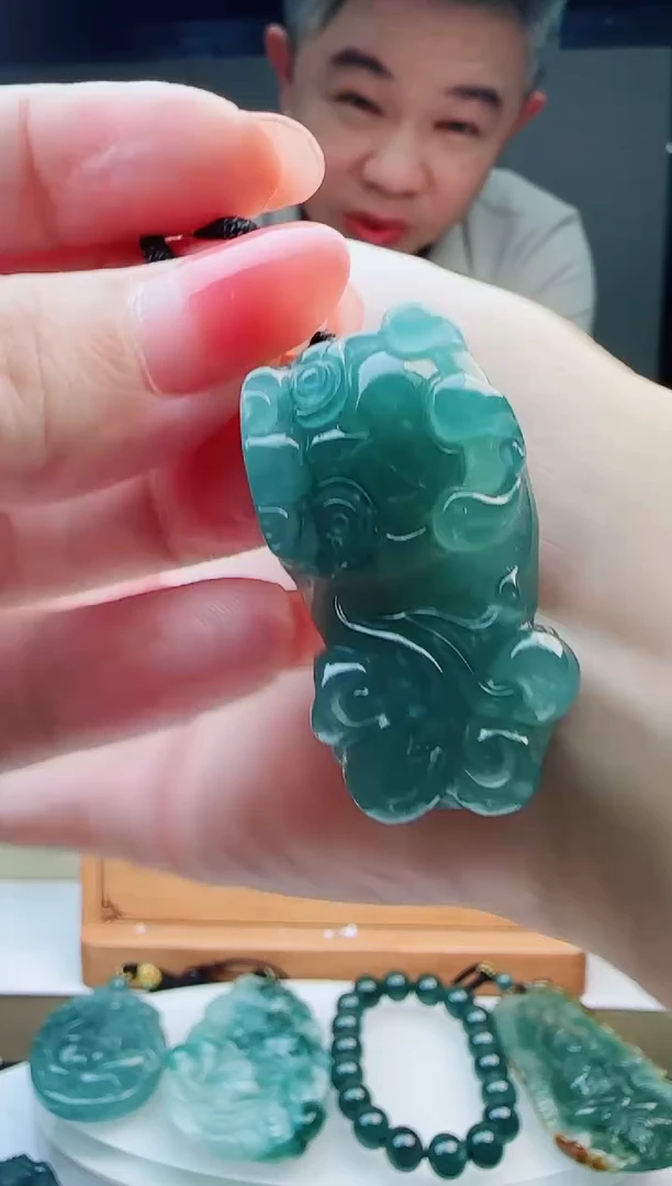 翡翠未镶嵌颈饰多样性发货其中一件