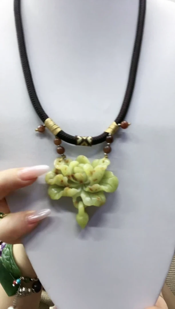 未镶嵌蛇纹石玉颈饰牡丹花